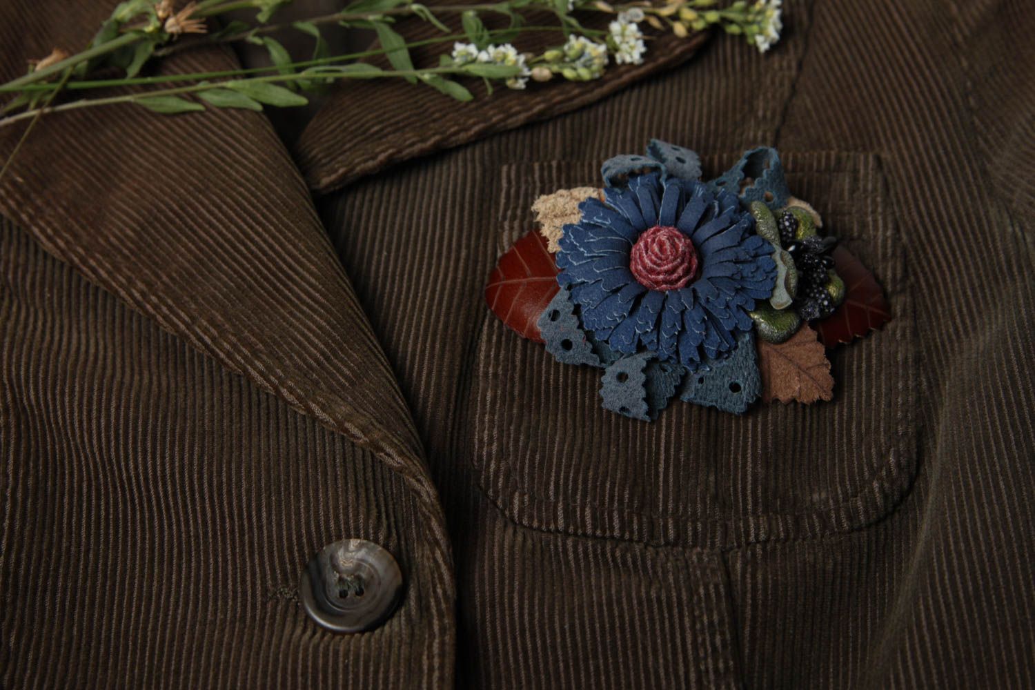 Broche Barrette en cuir faite main fleur bleue design Accessoire femme photo 1