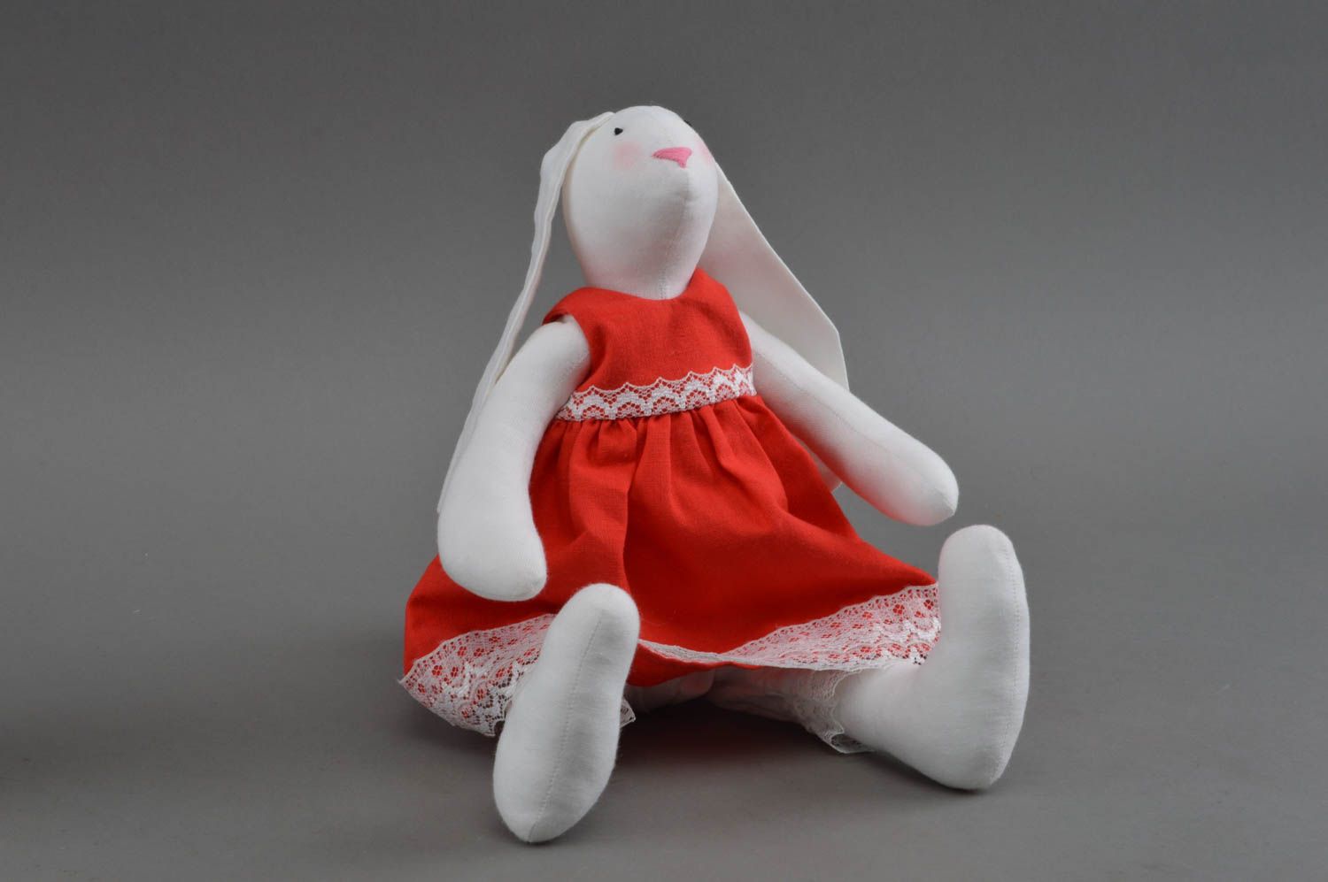 Weißes knuddeliges lustiges handgemachtes Spielzeug Hase aus Stoff im Kleid foto 4