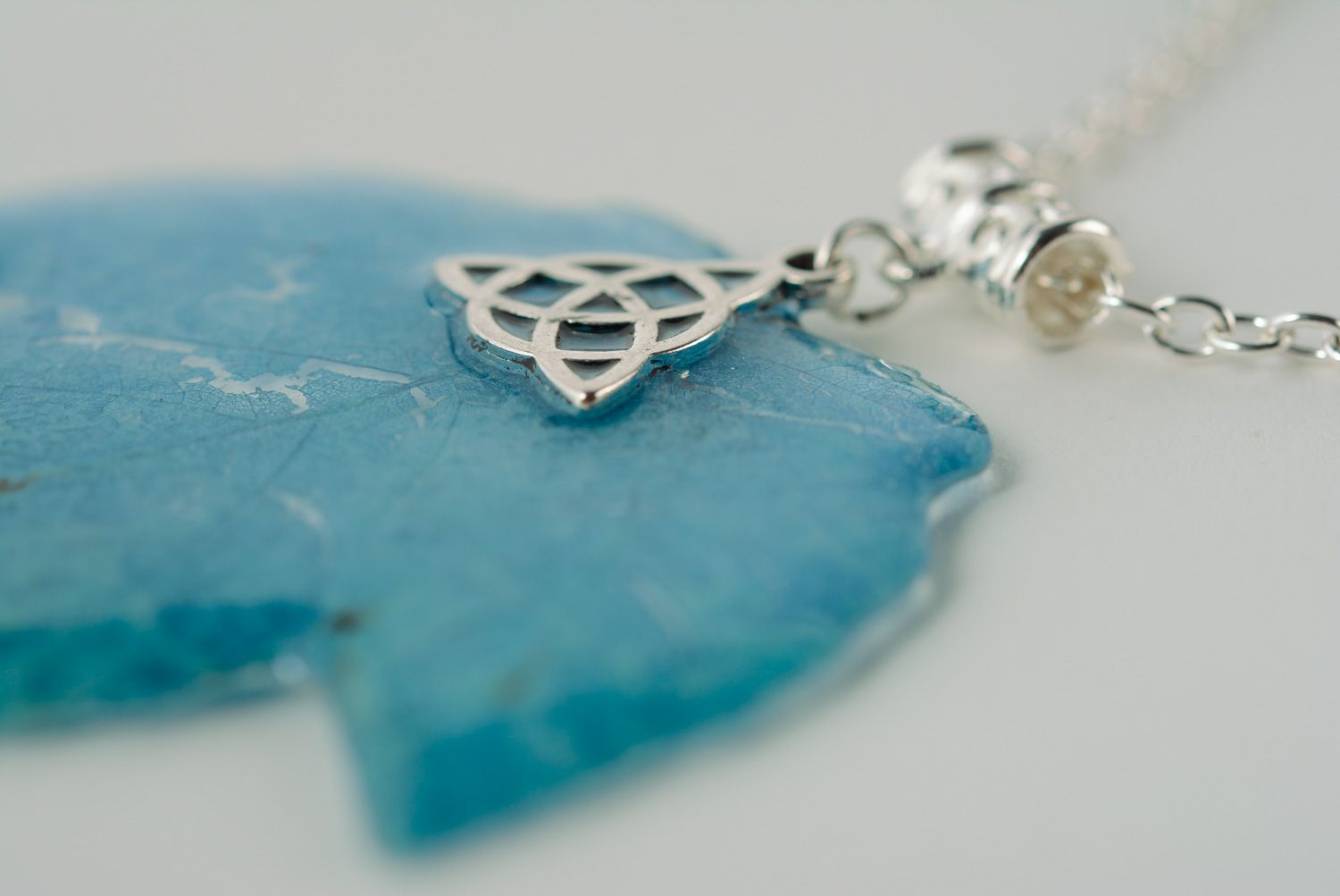 Blue handmade pendant with leaf coated with epoxy and equipped with long chain photo 4