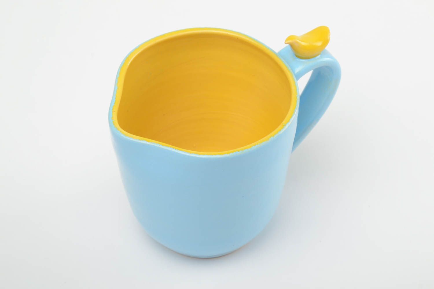 Глиняная чашка ручной работы расписанная глазурью и эмалью 400 мл желто-голубая фото 2