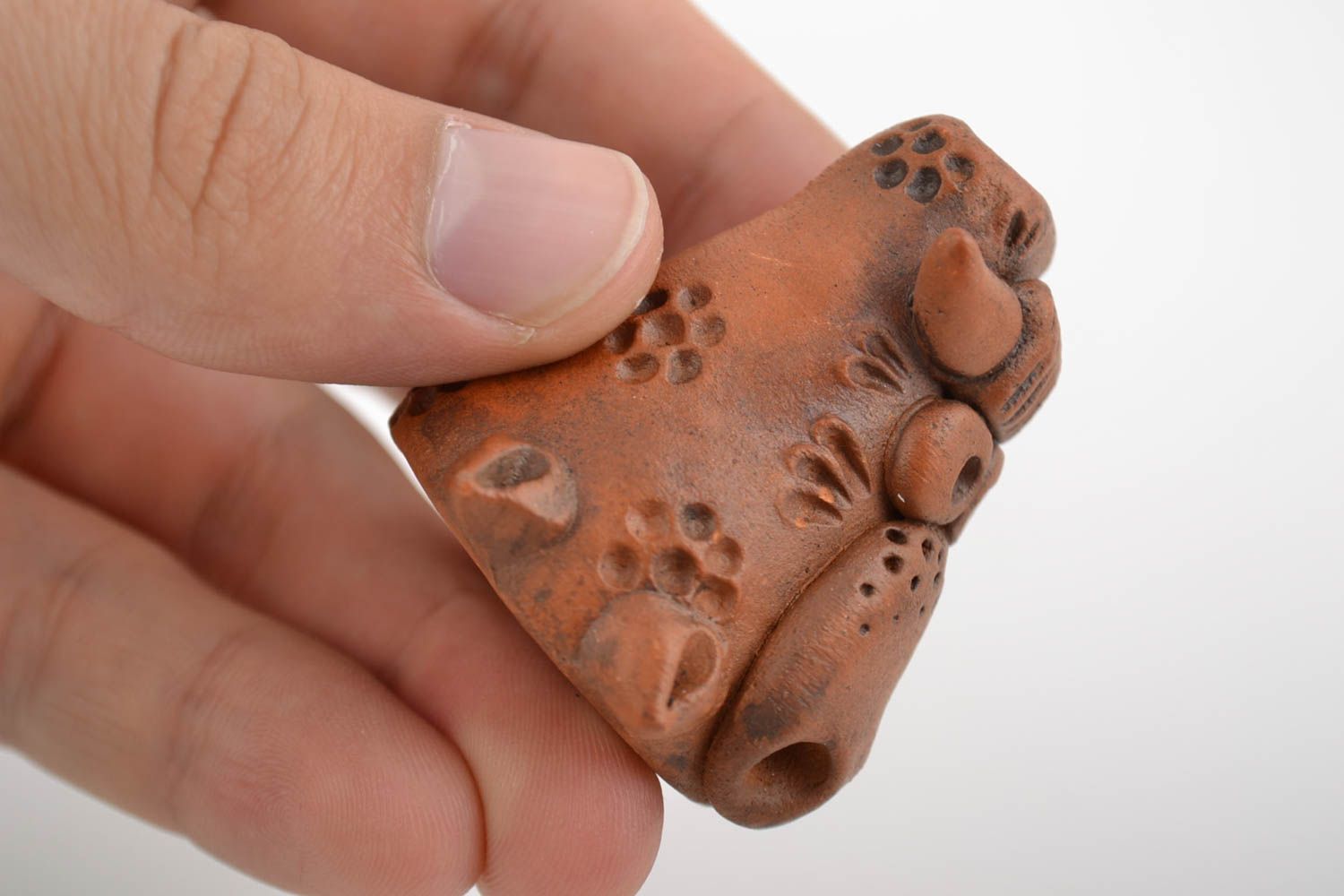 Silbato cerámico con forma de figura de torro marrón pequeño gracioso artesanal foto 2