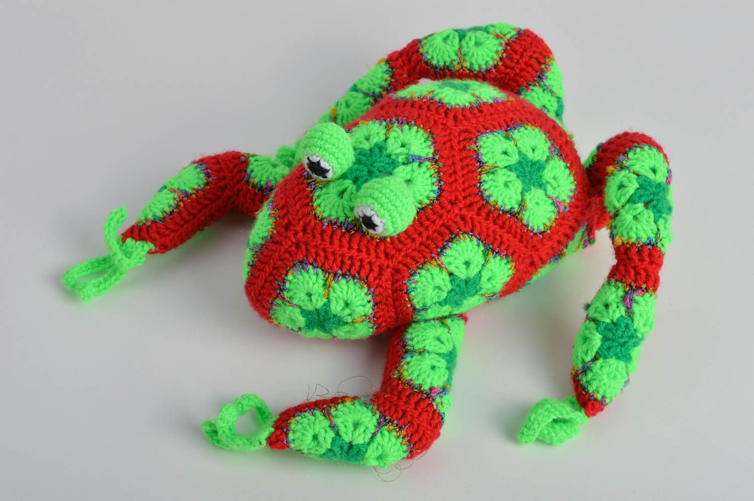 Peluche grenouille faite main Jouet au crochet Déco maison vert rouge originale photo 4