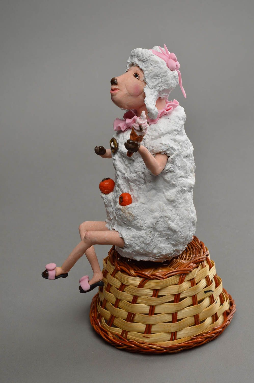 Figurine de brebis faite main en pâte polymère papier mâché et porcelaine froide photo 4