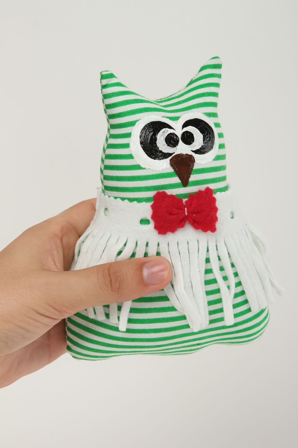 Handmade grünes Kuscheltier Eule mit Fliege Stoff Spielzeug Geschenk für Kinder  foto 5