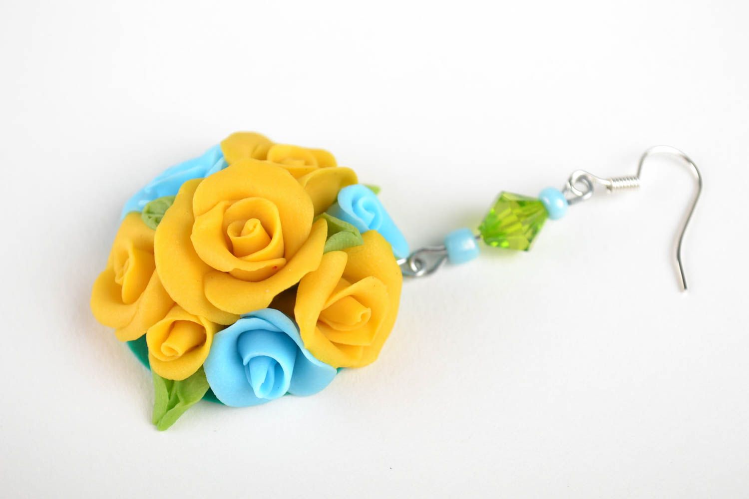 Красивые серьги с розами из полимерной глины желтые с голубым ручной работы фото 2