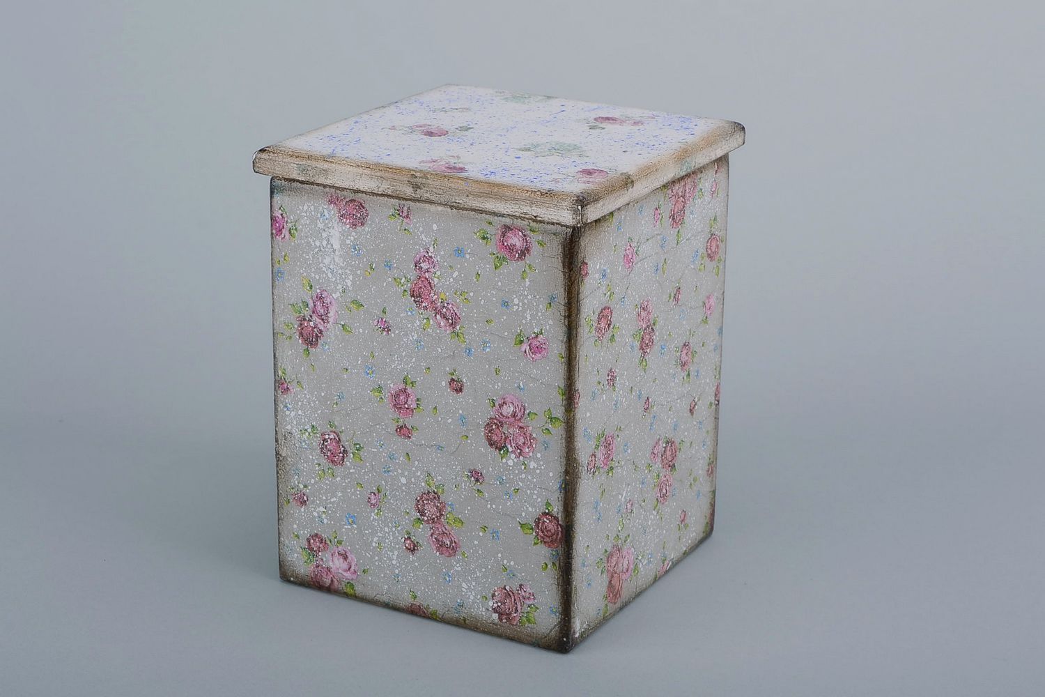 Wooden box Roses on grey background photo 1