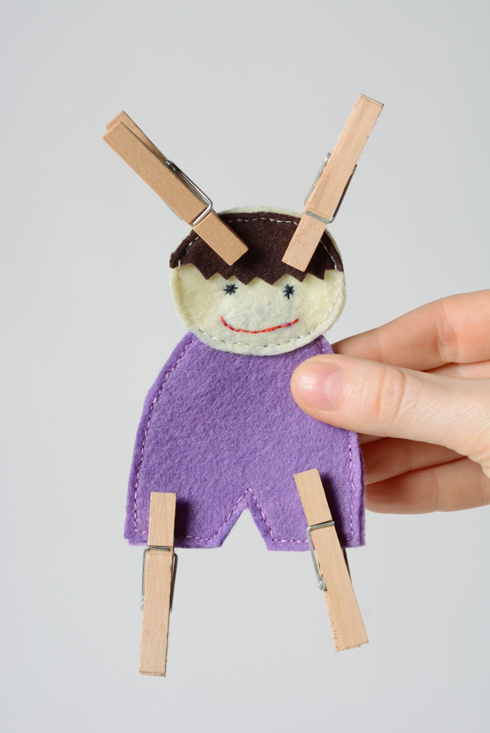 Handgemachtes kleines Lernspielzeug mit Wäscheklammern aus Holz und Junge aus Filz  foto 2