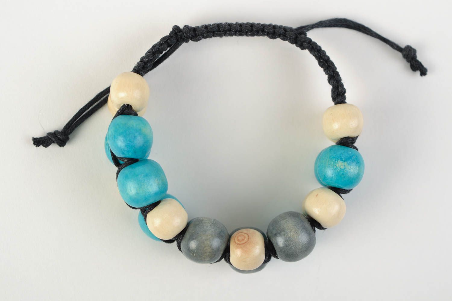 Bracelet en perles de bois multicolores et lacet noir original fait main photo 6