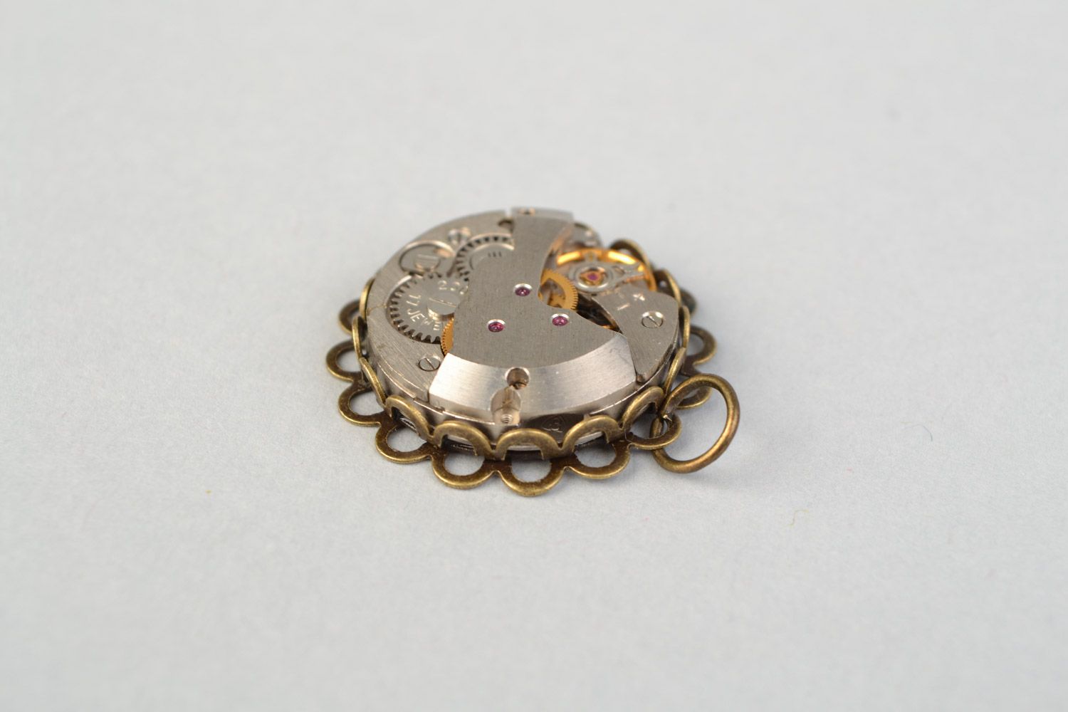 Pendentif en métal fait main rond vintage original bijou insolite pour femme photo 4