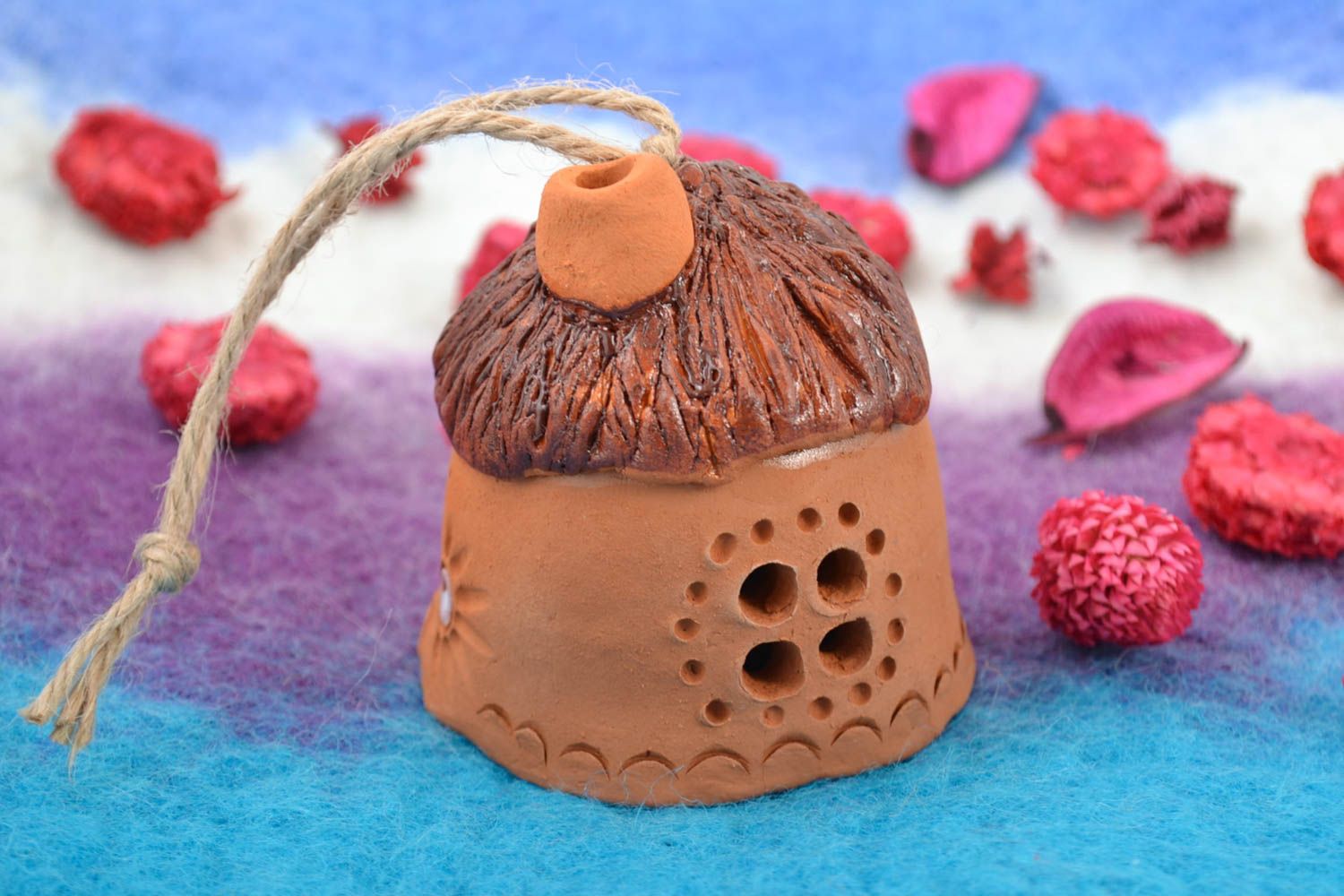 Campanilla cerámica artesanal bonita con forma de casita de color marrón foto 1