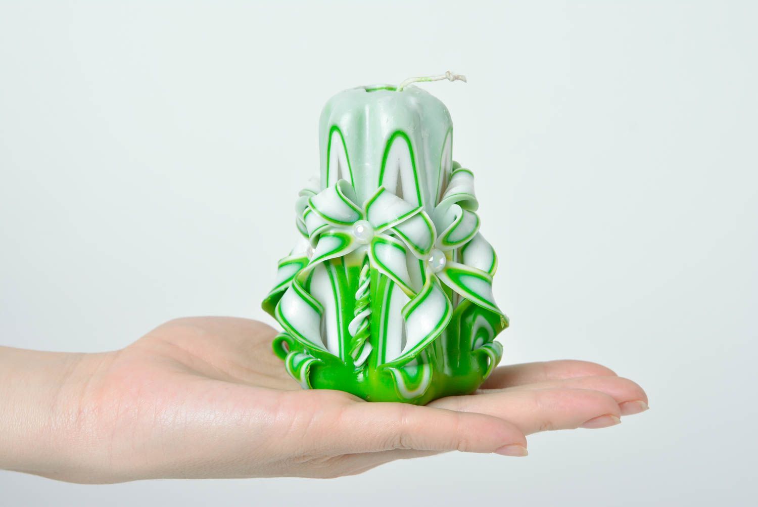 Парафиновая свеча ручной работы декорированная в технике ручной резьбы зеленая фото 4