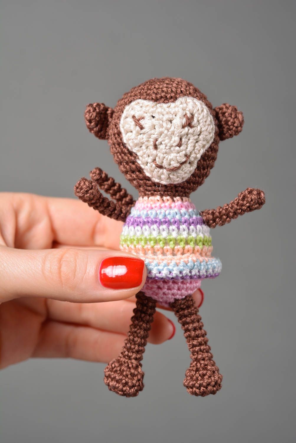 Peluche singe en robe faite main Jouet tricot en coton au crochet Cadeau enfant photo 3