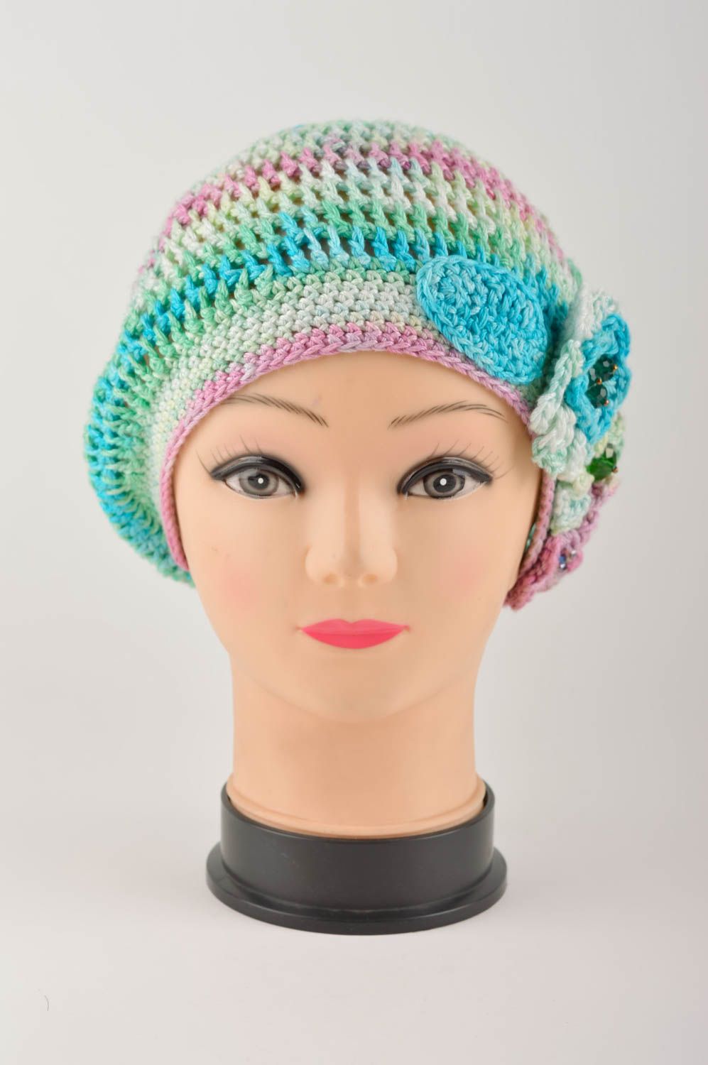 Béret au crochet fait main Chapeau tricoté multicolore Vêtement femme design photo 3
