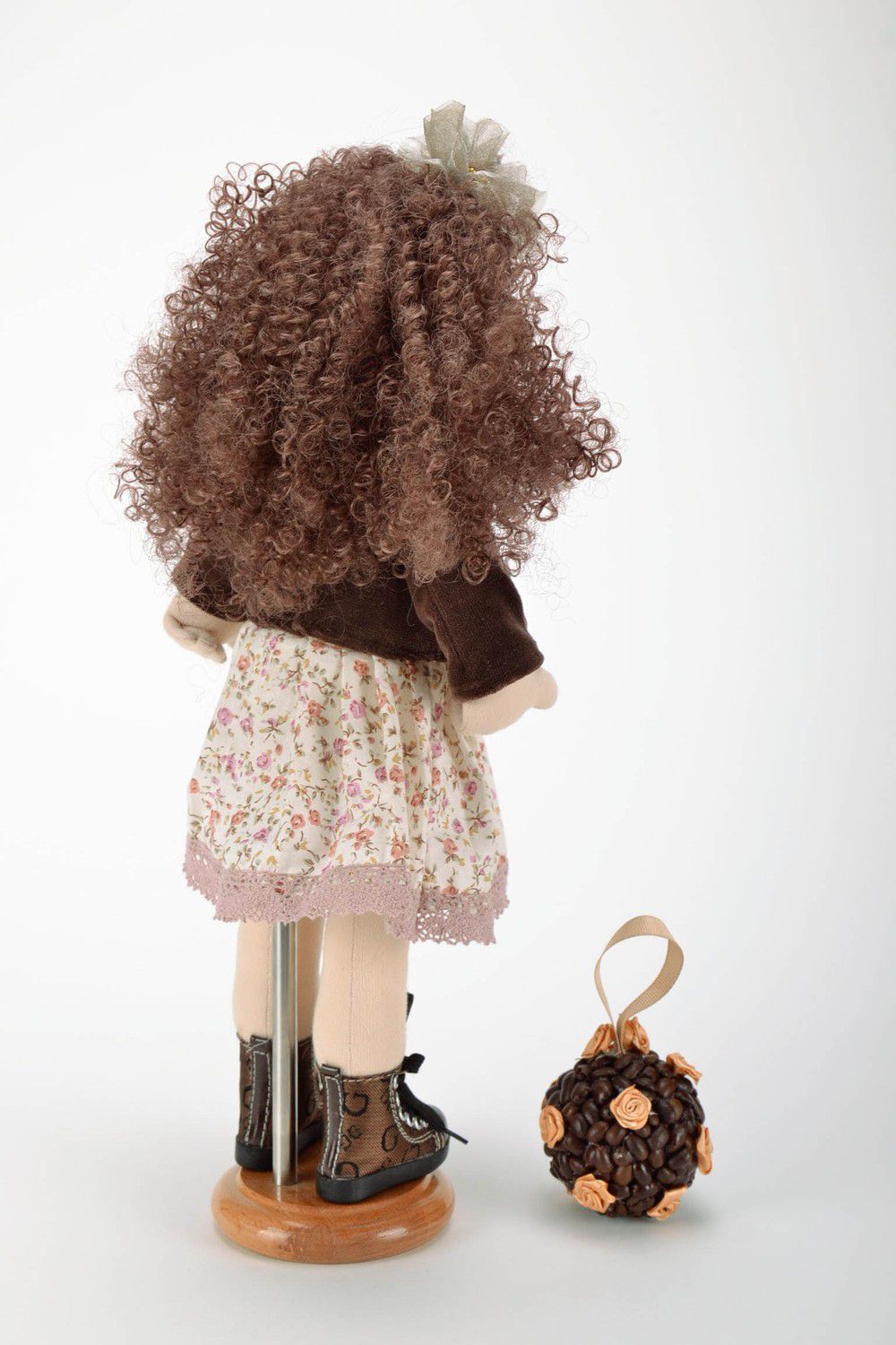 Кукла мягкая в коричневом пиджаке с подставкой фото 2