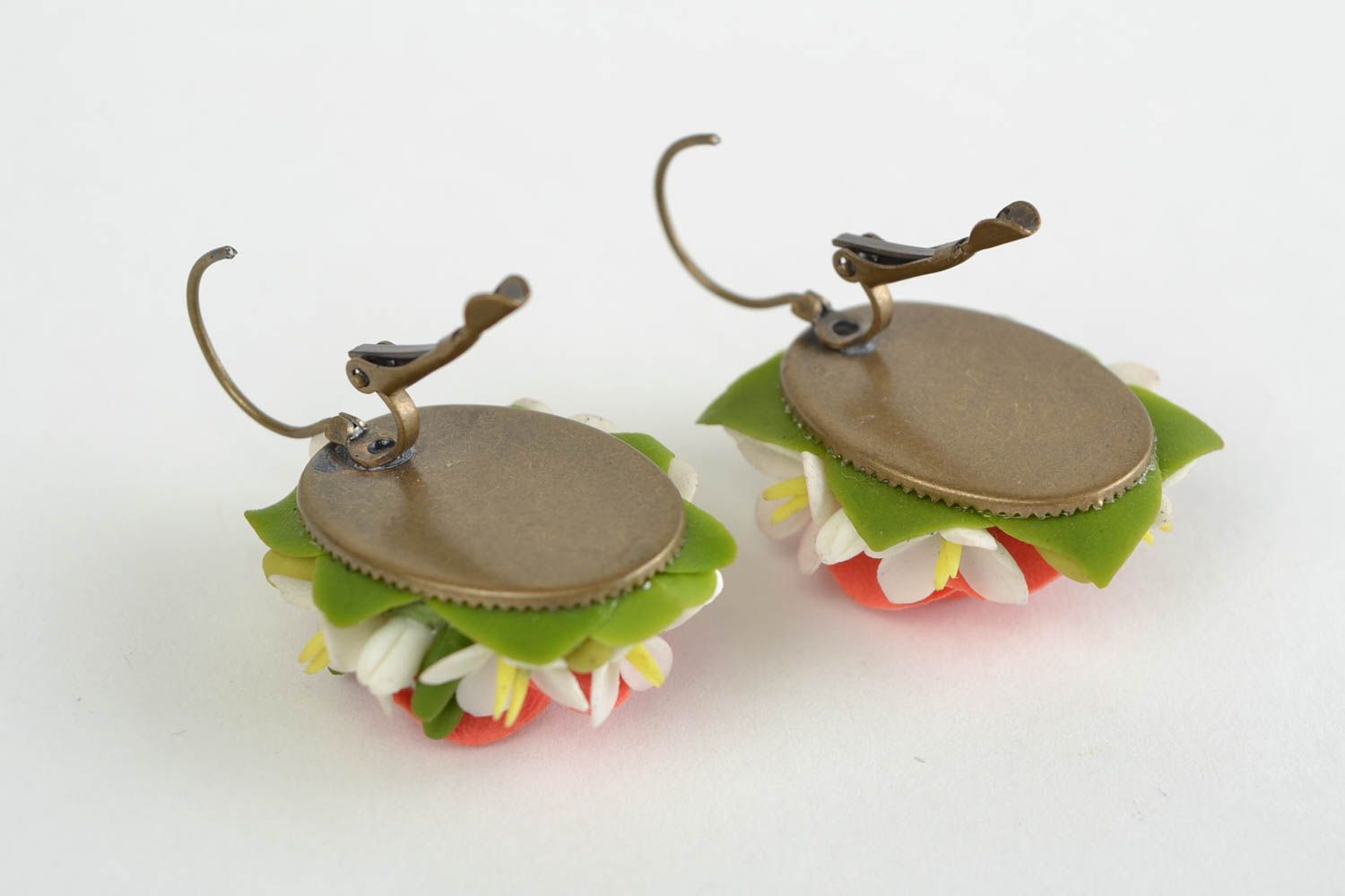 Schöne originelle handmade Ohrringe aus Porzellan in Form von Blumen foto 5
