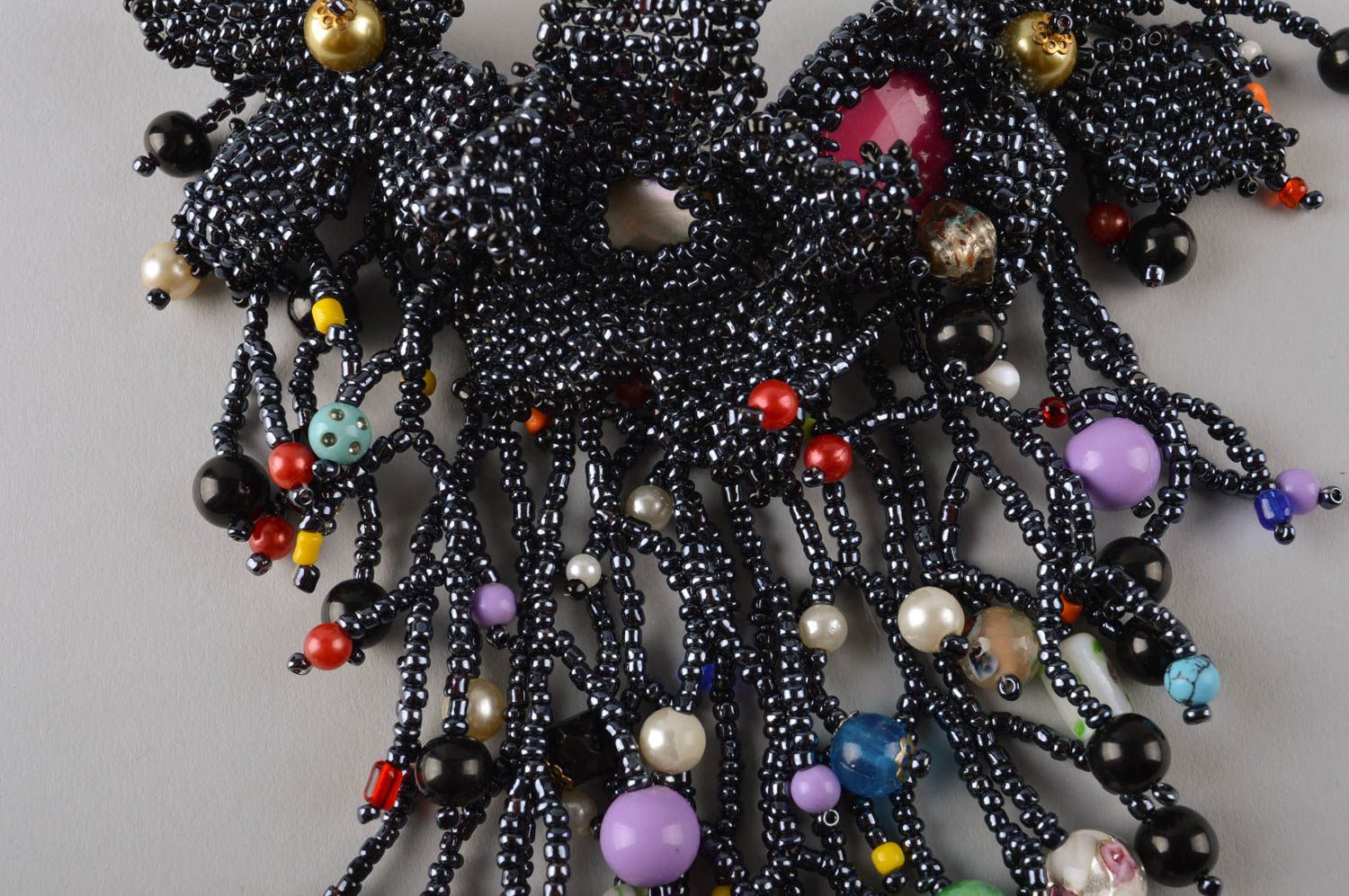 Колье из бисера украшение ручной работы ожерелье из бисера черное цветочное фото 4
