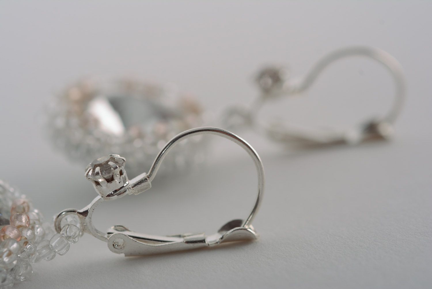 Handgemachte Cabochon Ohrringe aus Glasperlen schön künstlerisch stilvoll  foto 4