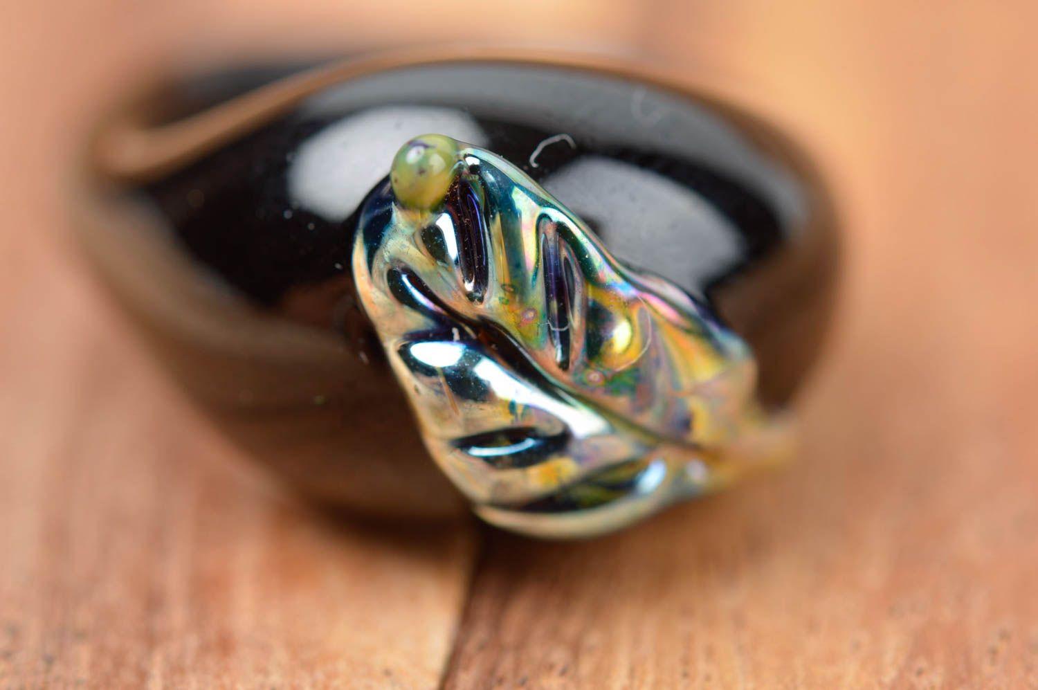 Кольцо ручной работы кольцо из стекла дизайнерское украшение черное с листиком фото 5
