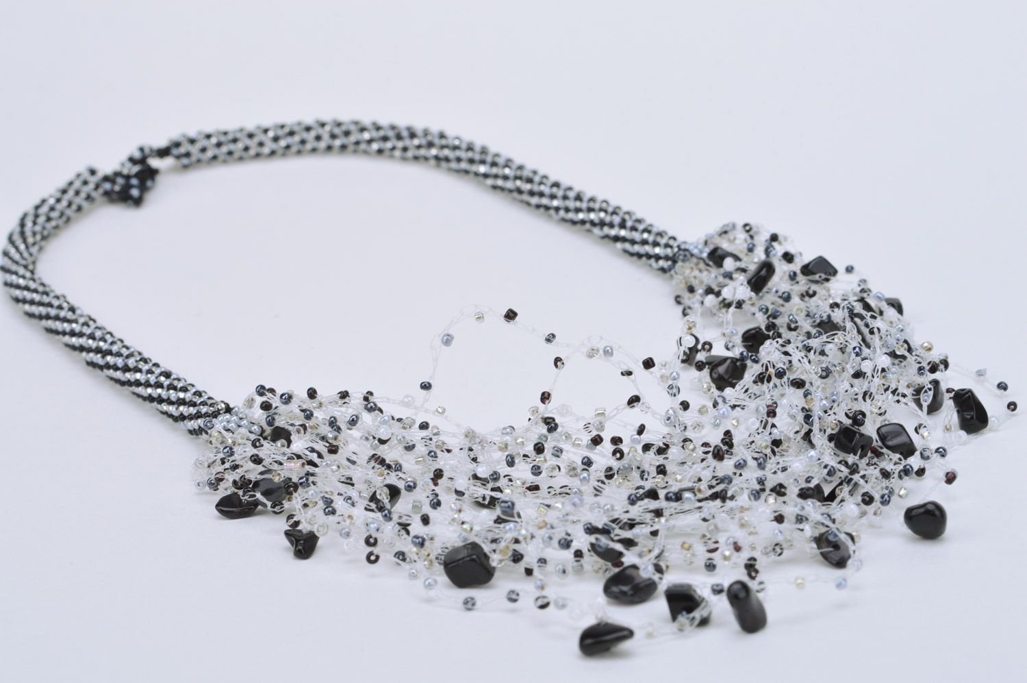 Long collier en perles de rocaille noir et blanc multirang fait main original photo 2