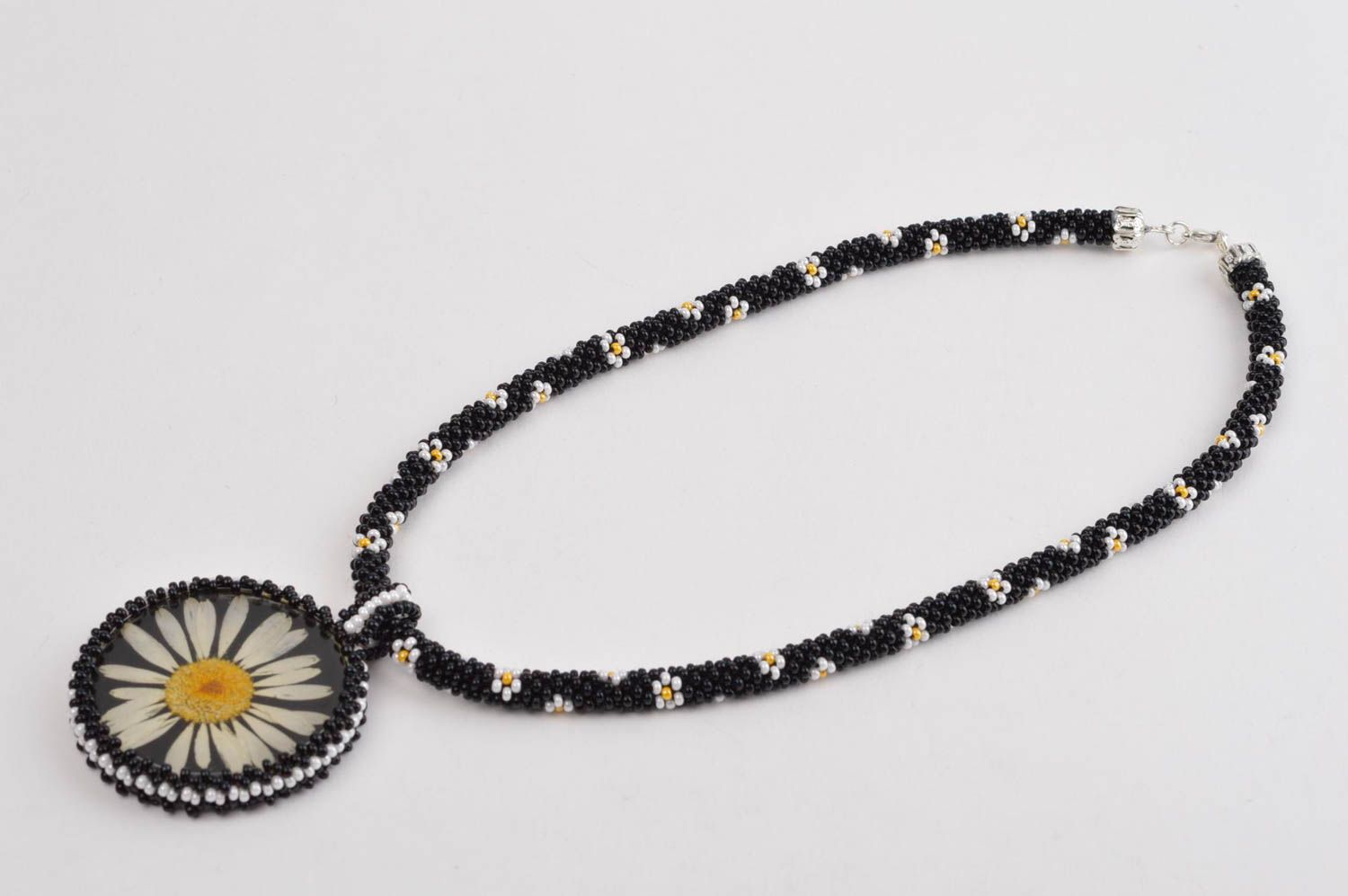 Collier noir Pendentif fait main en perles de rocaille Bijoux fantaisie photo 5
