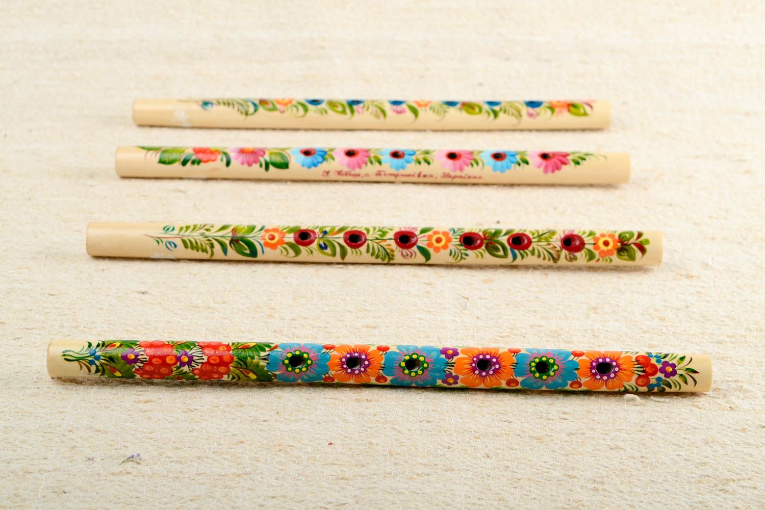 Sopilka Instrument à vent fait main en bois multicolore motif floral Idée cadeau photo 1