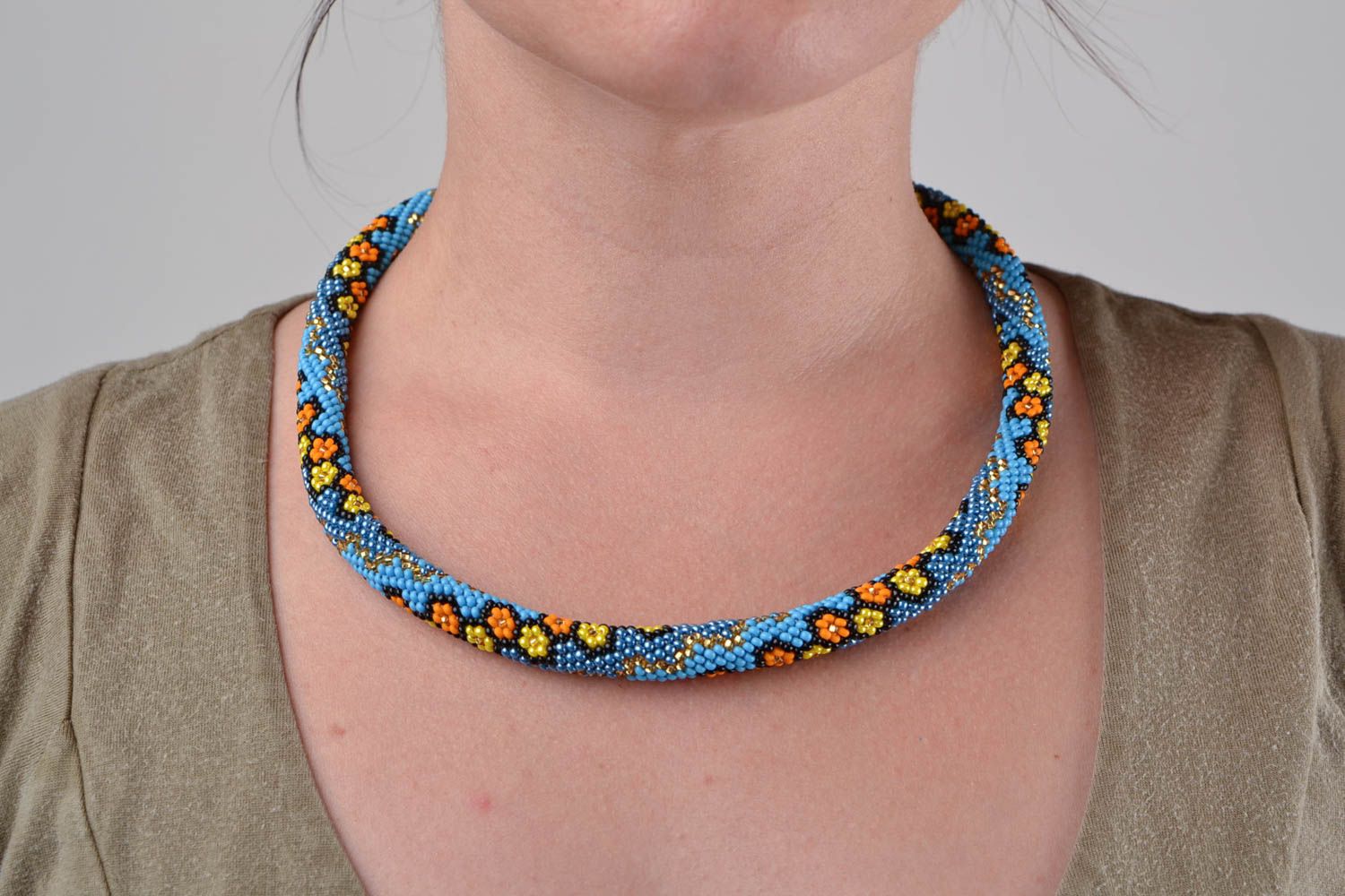 Collana tubolare originale fatta a mano accessorio da donna di perline azzurre foto 1