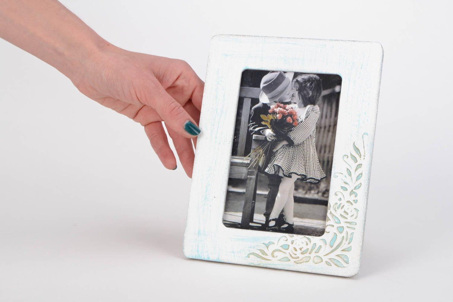 Деревянная фоторамка ручной работы белая с орнаментом 10х15 винтажная красивая фото 2