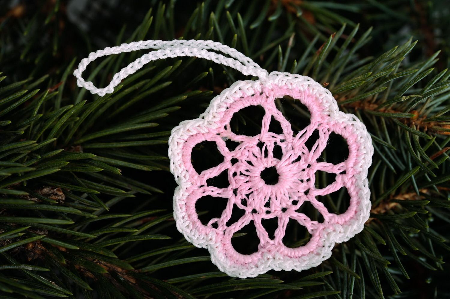 Brinquedo de Natal artesanal Floco de nevecor de rosa em croché foto 2