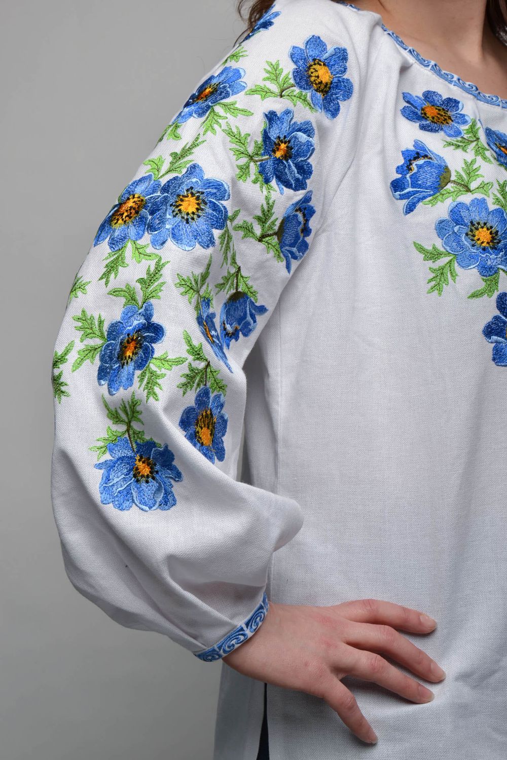 Camisa de lino bordada de realce con motivos florales foto 2