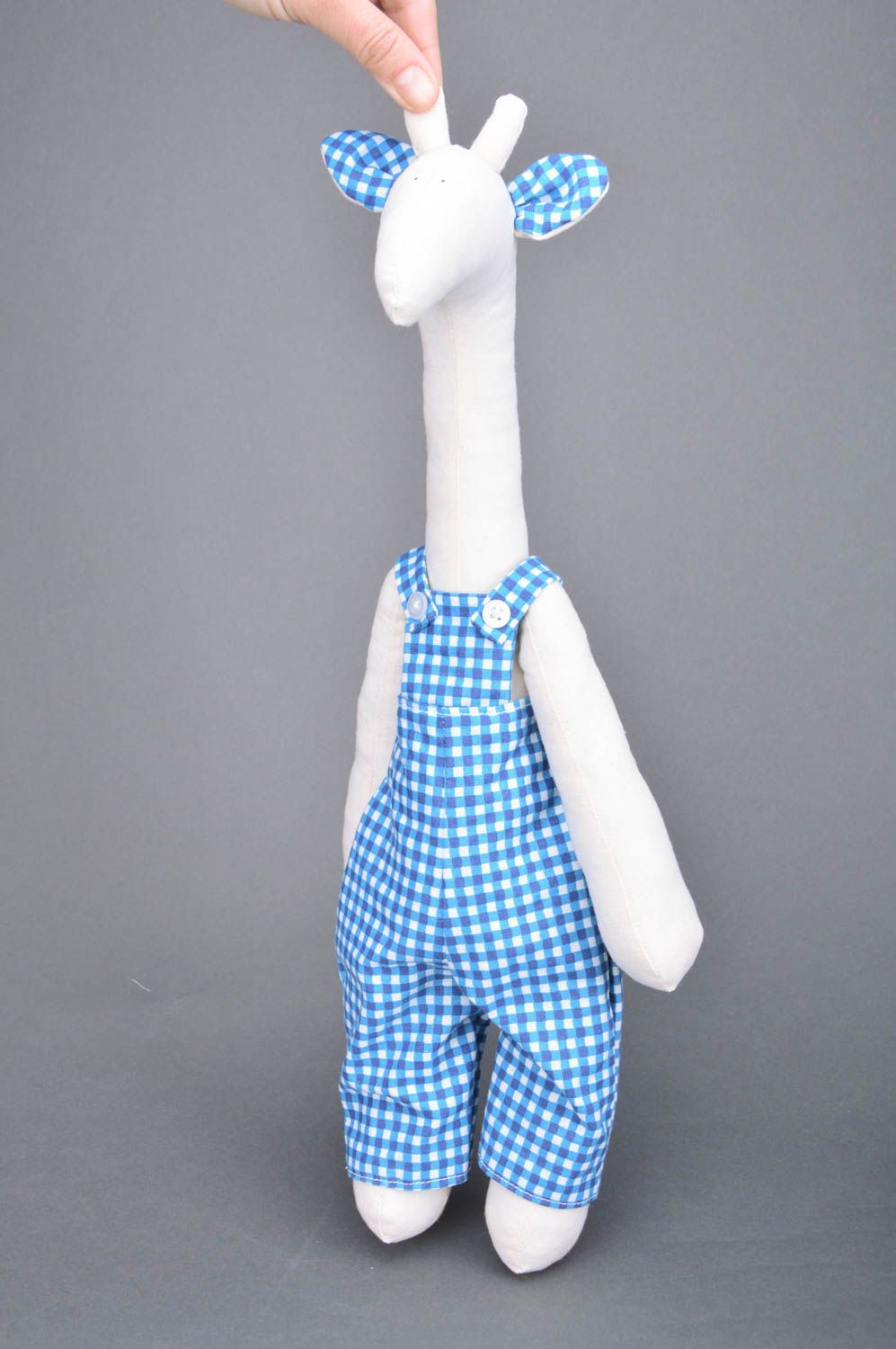 Jouet mou Girafe combinaison à carreaux bleu blanc coton original fait main photo 3
