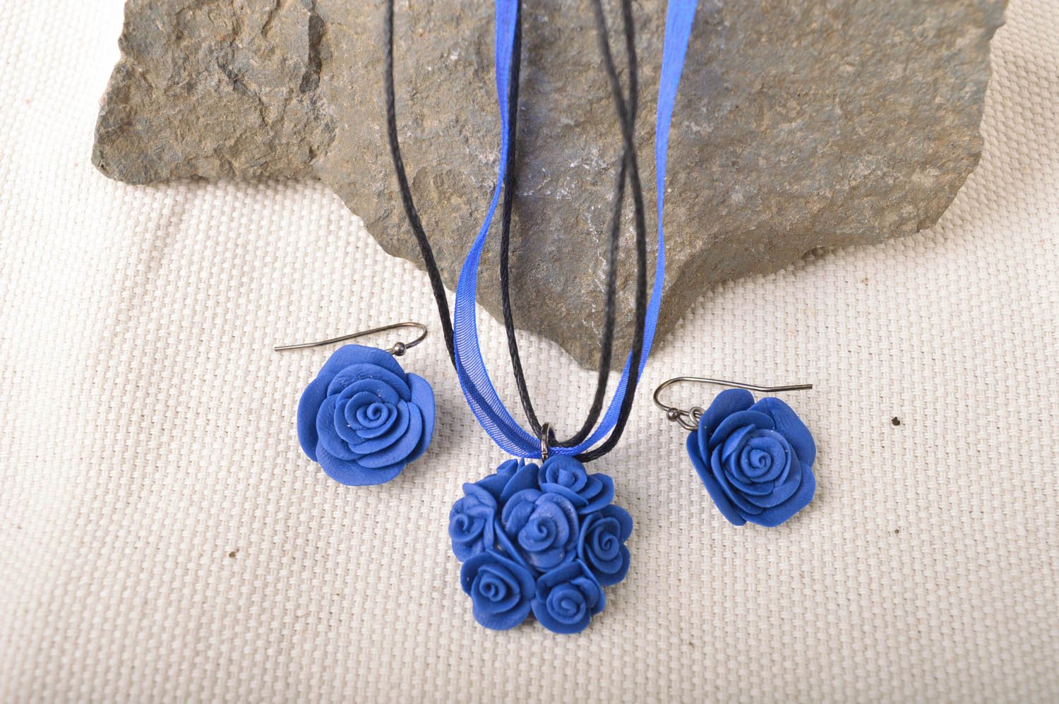 Boucles d'oreilles et pendentif bleus fleurs faites main en porcelaine froide photo 1