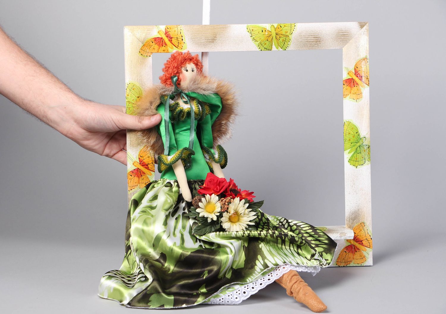 Кукла в рамке на подставке текстильная фото 4