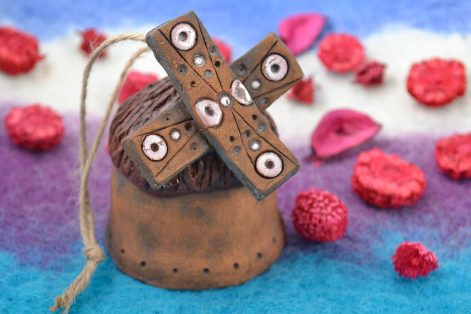 Campanilla cerámica artesanal bonita con forma de molino de color marrón foto 1