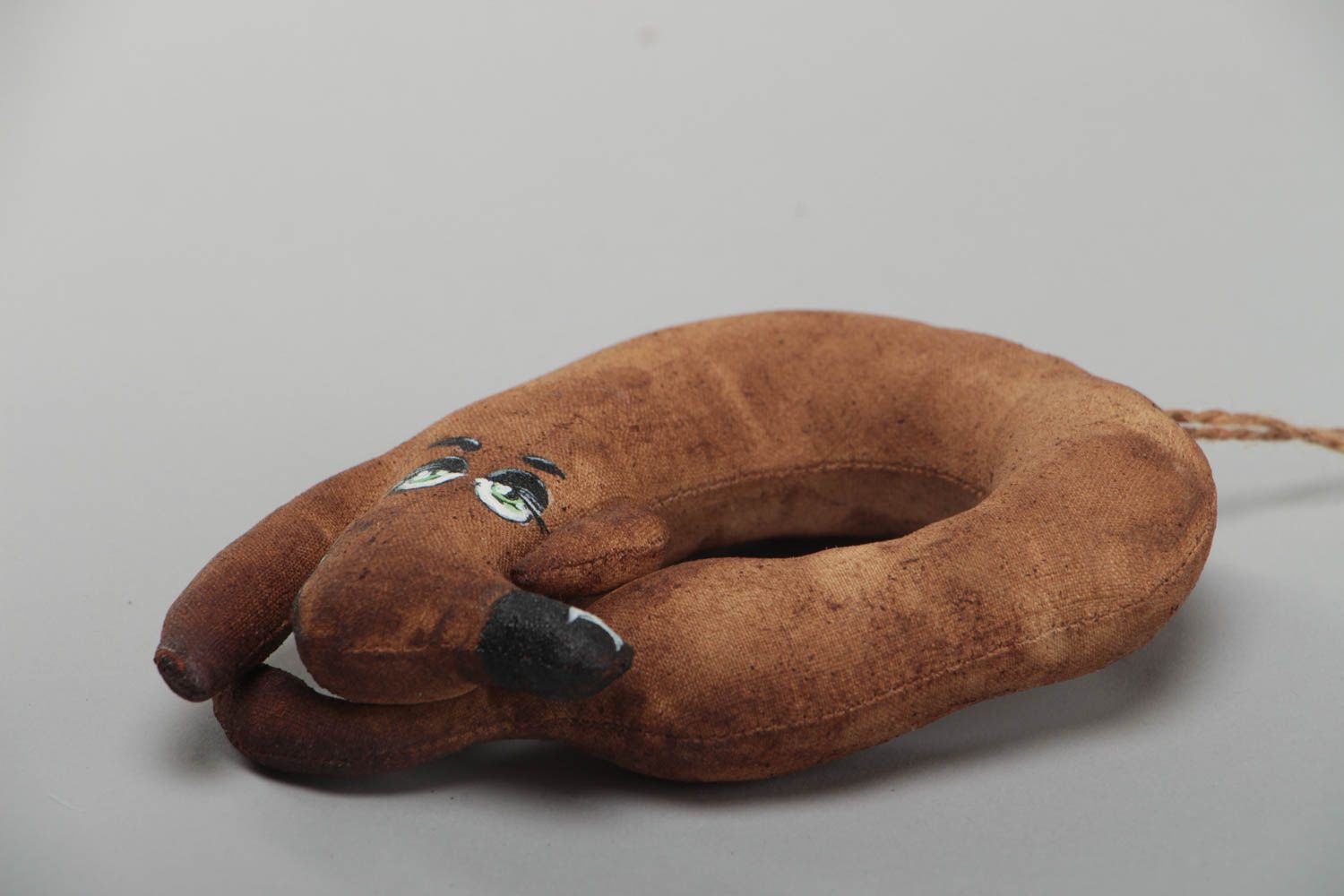 Игрушка с запахом ручной работы тканевая собачка-кренделек расписная интерьерная фото 3