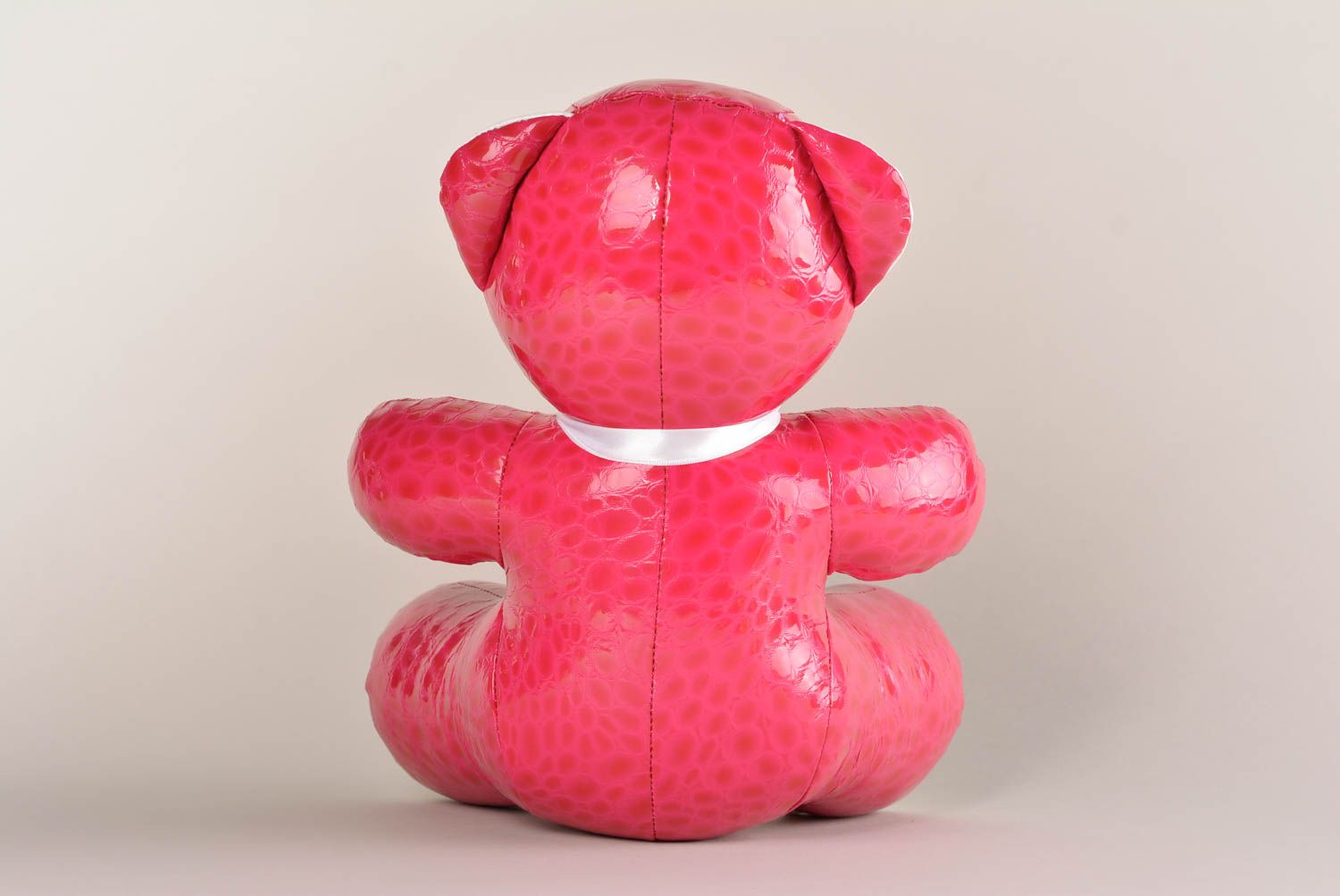 Яркая игрушка ручной работы игрушка из кожи розовая декор для дома Мишка фото 3