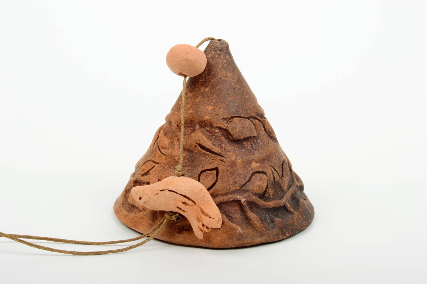Декоративный керамический колокольчик из глины в технике молочения ручной работы фото 3