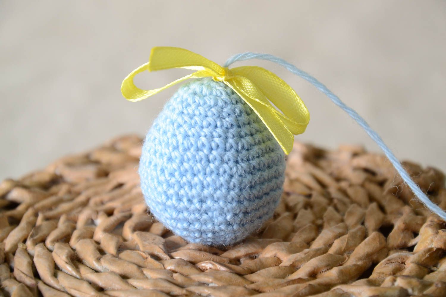 Пасхальное яйцо ручной работы домашний декор вязаное яйцо голубое подвеска фото 1