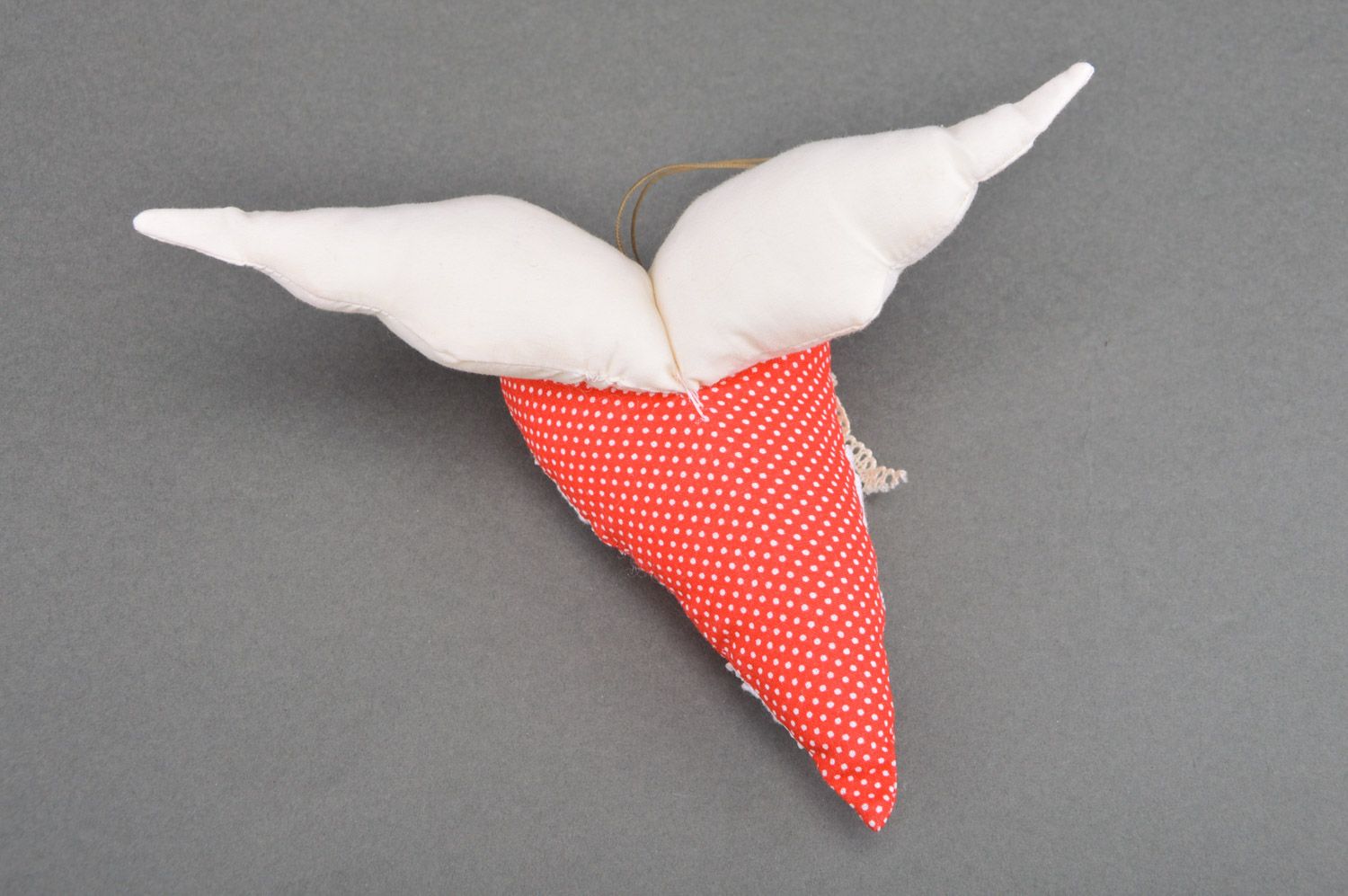 Suspension décorative coeur rouge aux ailes en tissu de coton faite main photo 5