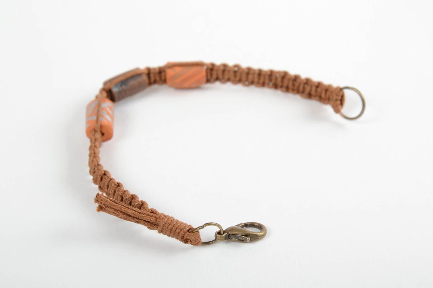 Тонкий коричневый браслет с бусинами из глины плетеный аксессуар ручной работы  фото 4