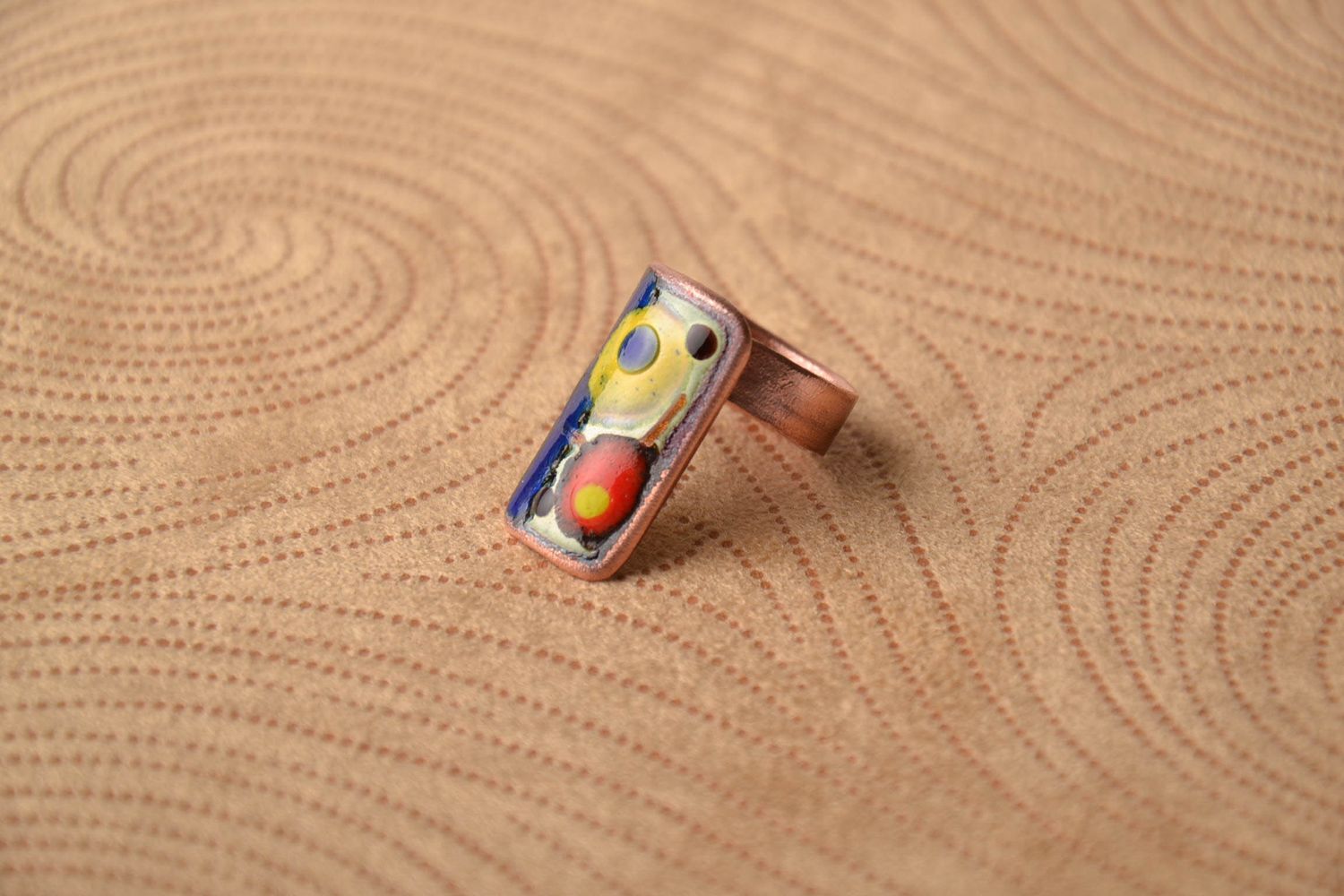 Ring aus Kupfer mit Emaillen foto 1