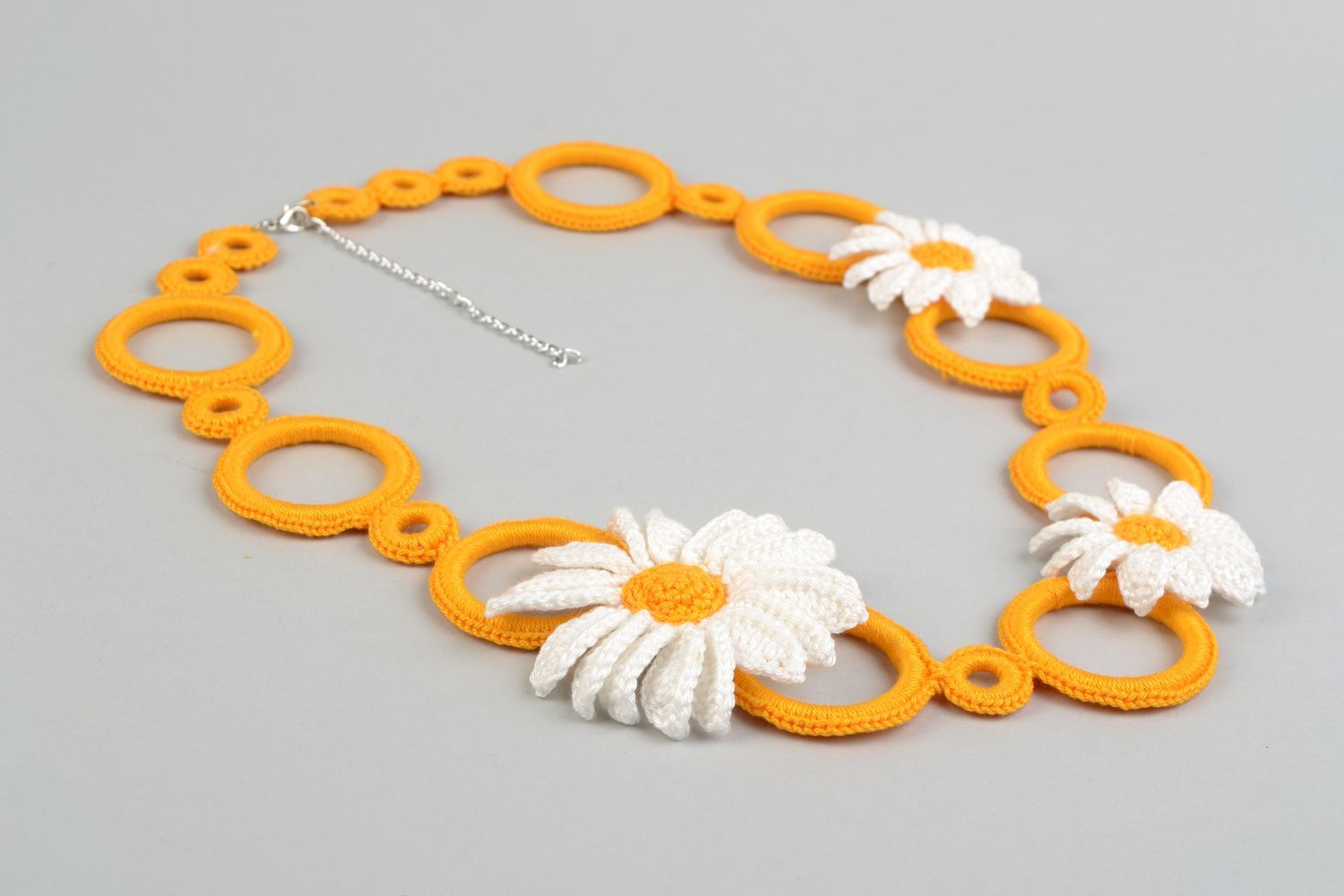 Handmade set of earrings bracelet and necklace woven manually of cotton threads Daisies photo 4