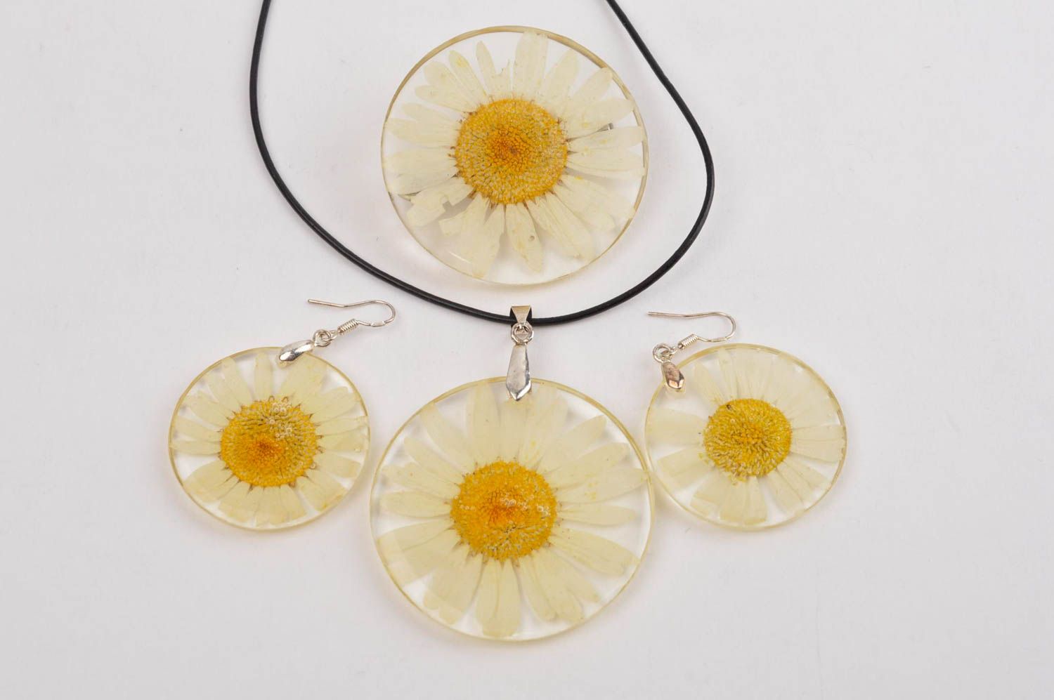 Epoxy resin accessories handmade botanic brooch botanic pendant with dry flowers photo 2