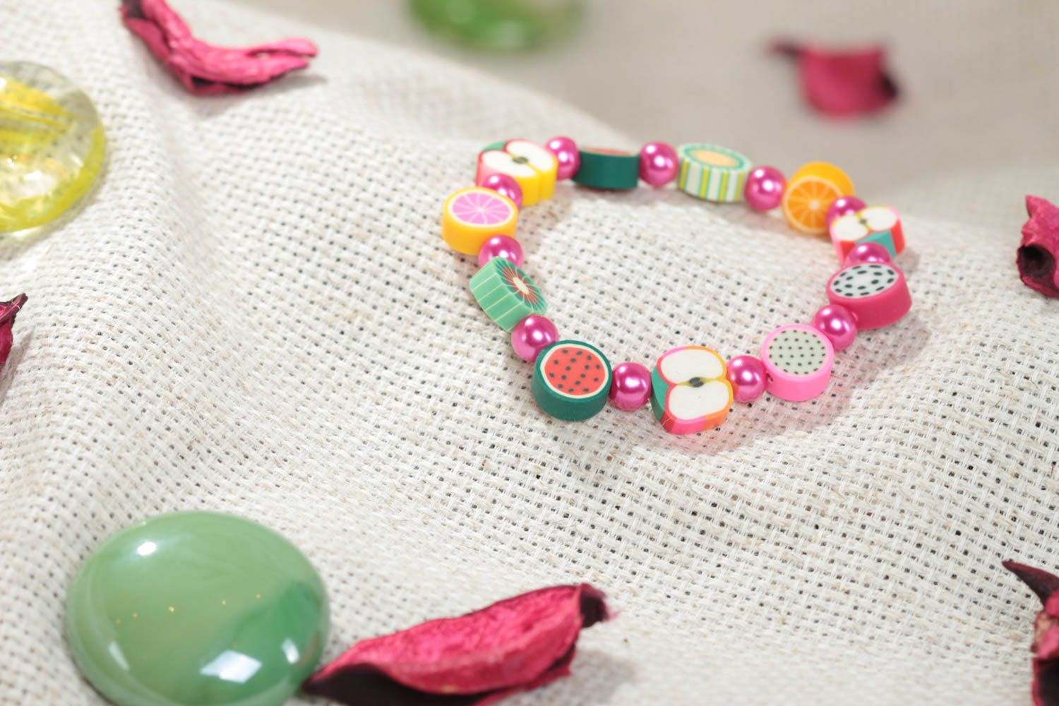 Bracelet en perles motif fruits en pâte polymère sur élastique fait main fille photo 1