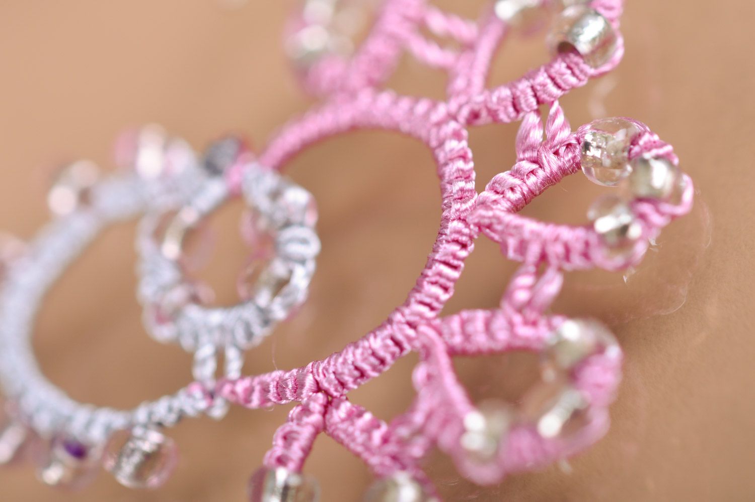 Schöne geflochtene rosa Ohrringe in Occhi Technik für Frauen Handarbeit foto 4