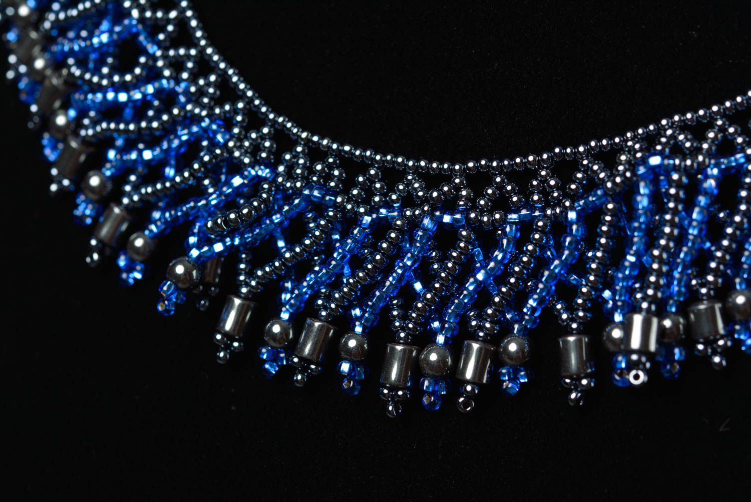 Ожерелье из бисера колье с натуральным камнем гематитом ручной работы сине-серое фото 3