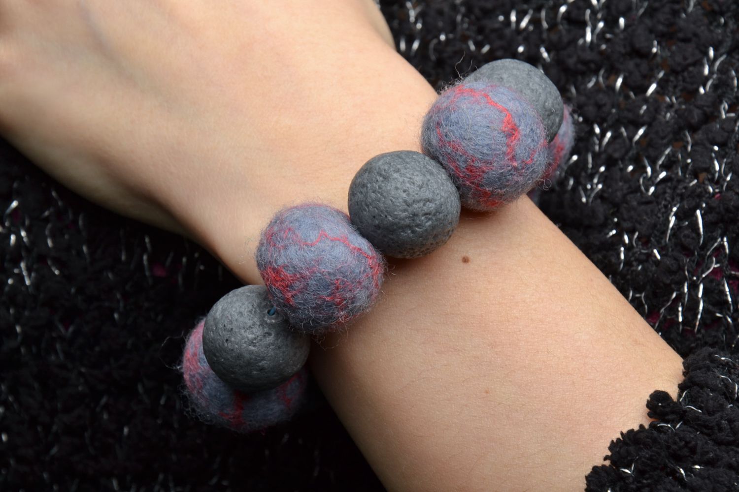 Bracelet fait main de perles en laine et plastique gris photo 2