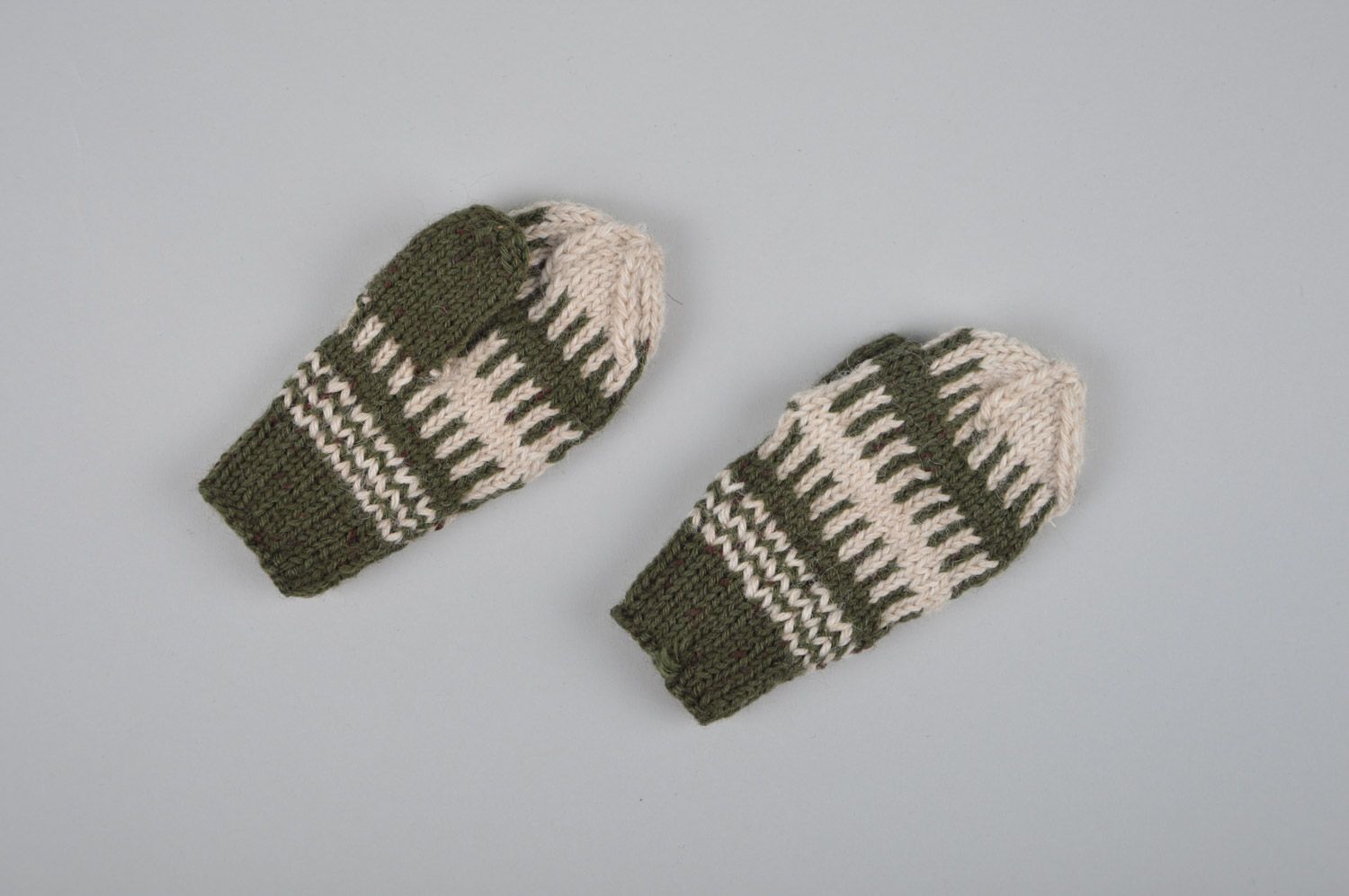 Warm winter homemade stranded knit woolen mittens with ornaments for children photo 4