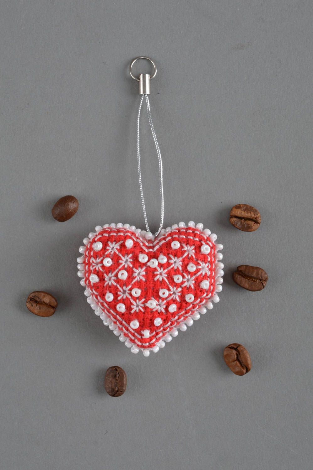Porte-clés coeur rouge en canevas brodé fait main original cadeau romantique photo 1