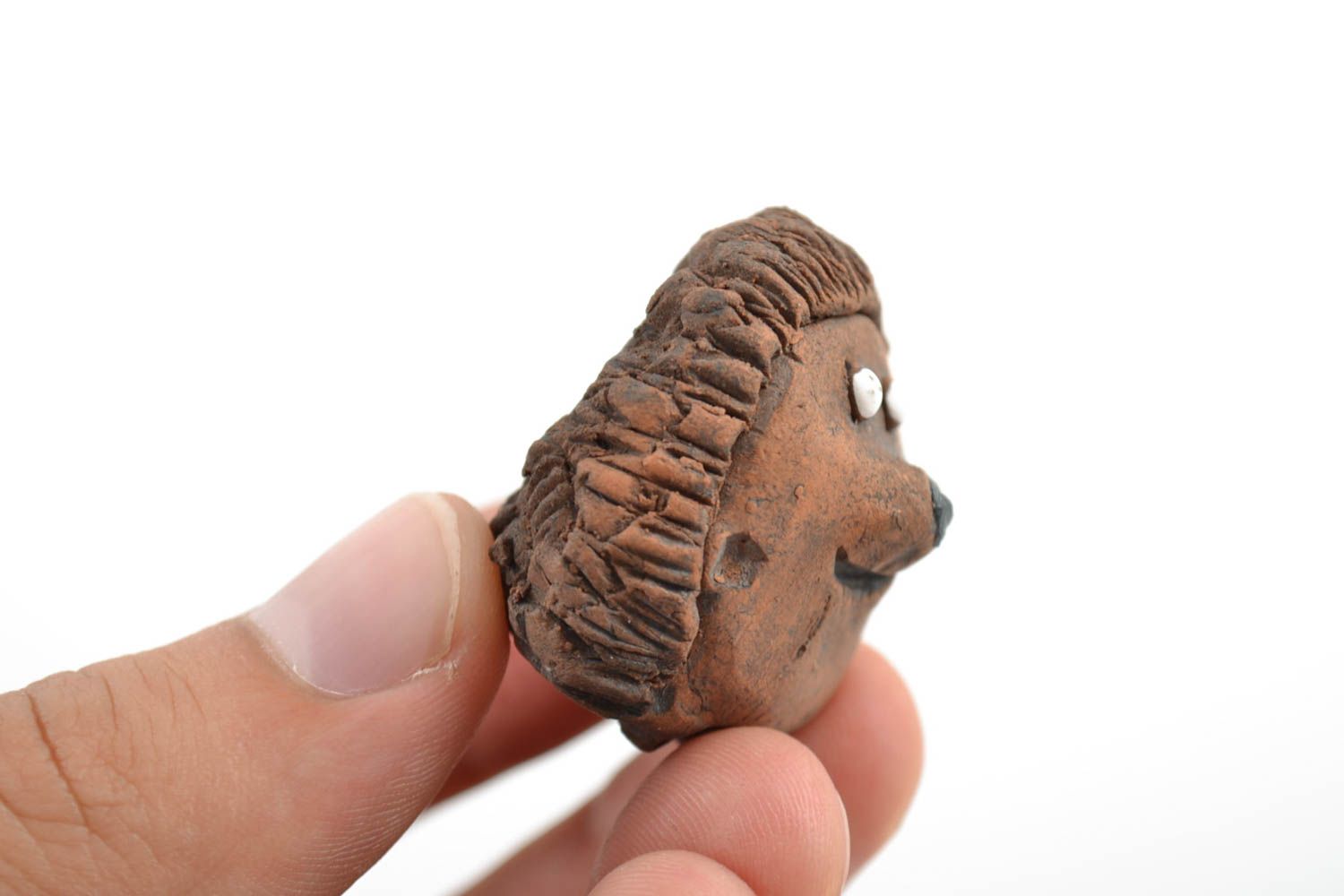Смешная керамическая статуэтка в виде ежика из красной глины ручной работы фото 2