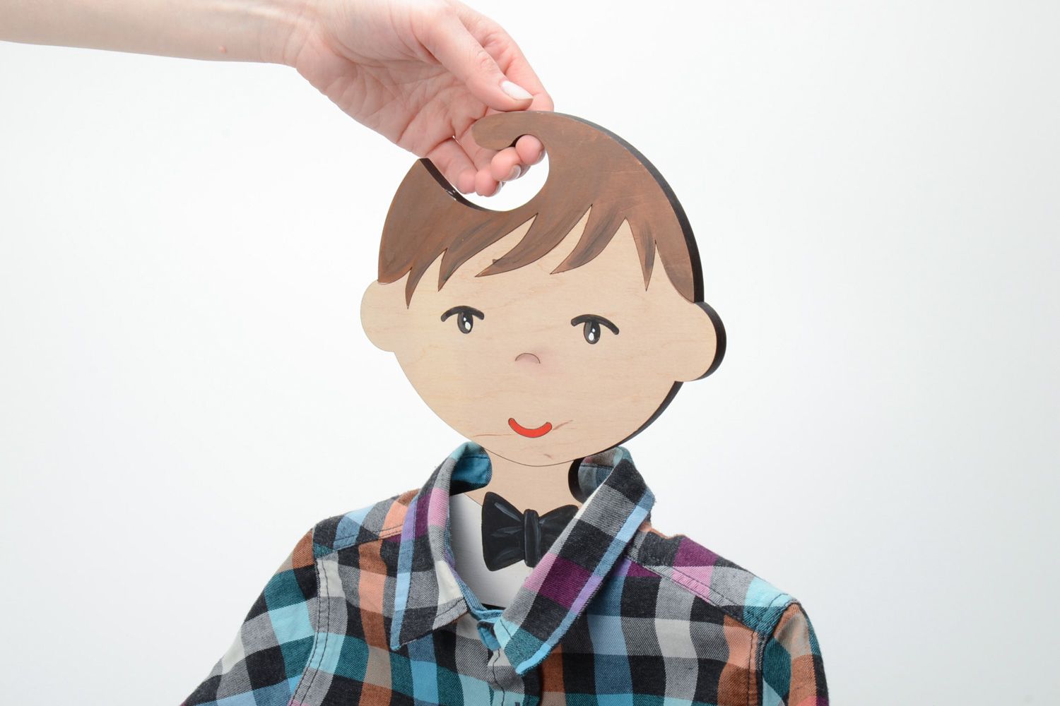 Cintre pour vêtement d'enfant en bois peint fait main design original garçon photo 2